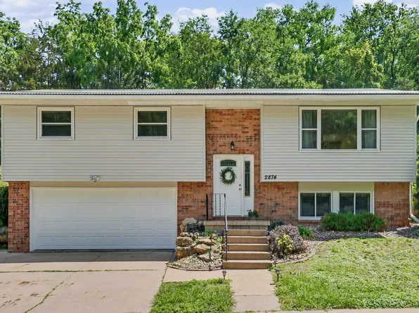 2874 Meadow Wood Dr, Dubuque, IA 52001