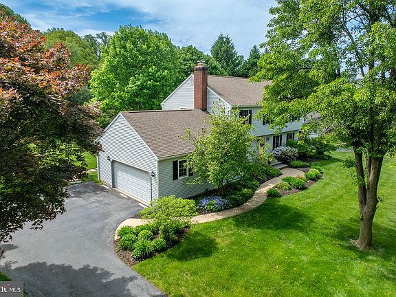 3rd image of 106 Manor Dr