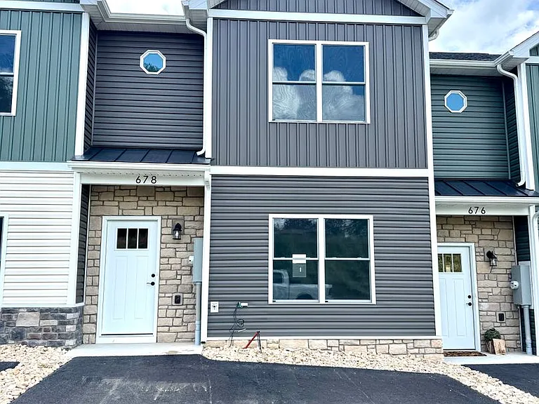 678 Zephyr Dr — Photo 1