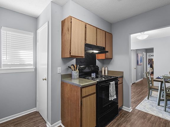 Cook and entertain in style in the fully equipped kitchens at Lakeland East Apartments in Flowood, MS. Managed by Highlands Vista Group.