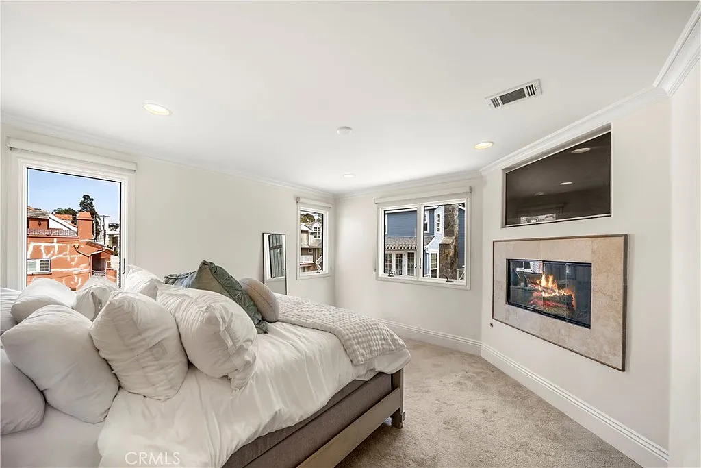 3 bed, 2.5 bath, 1454 sqft, $8,600 — Photo 4