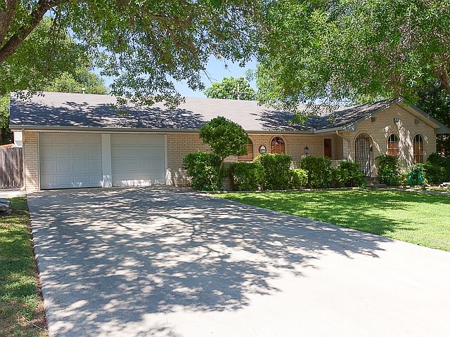 1st image of 902 Lake Dr