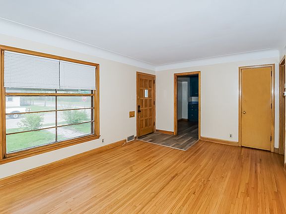3rd image of 4642 Sheridan Ave N