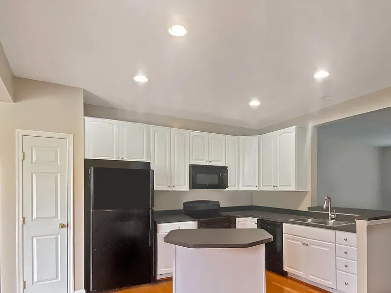 106 Pittman Ct — Photo 2