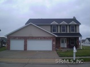 1037 Falcon Crest Ct, Staunton, IL