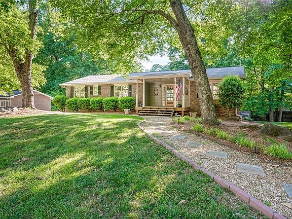 4th image of 2451 Annandale Dr
