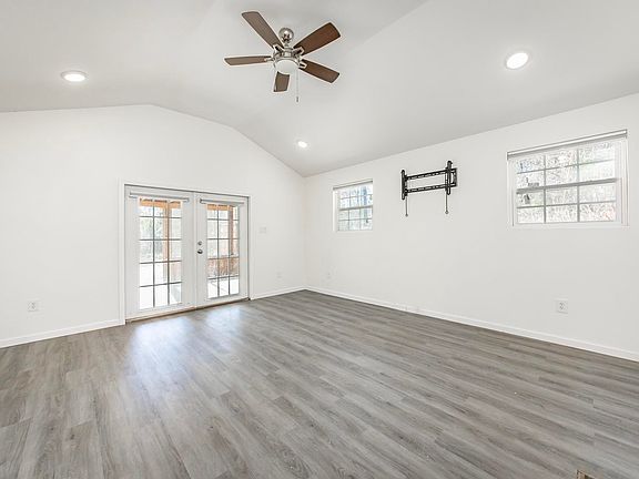 5th image of 701 Peach Dr