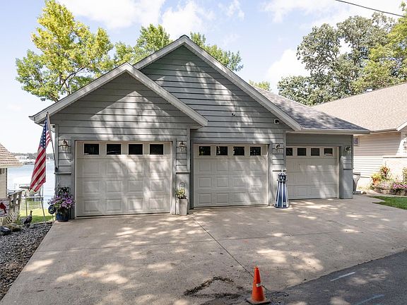 3rd image of 380 Lake Dr