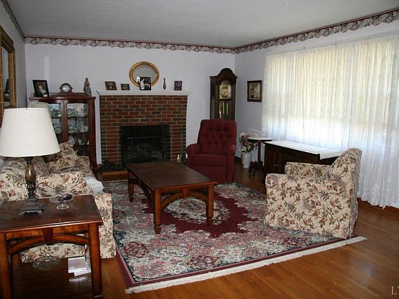 2nd image of 165 Oakland Cir