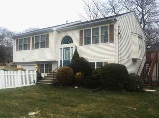 55 Seminole Trl, Cranston, RI 02921