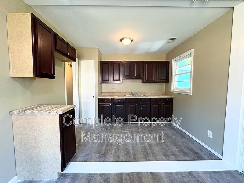 3 bed, 2.0 bath, 2076 sqft, $1,150 — Photo 3