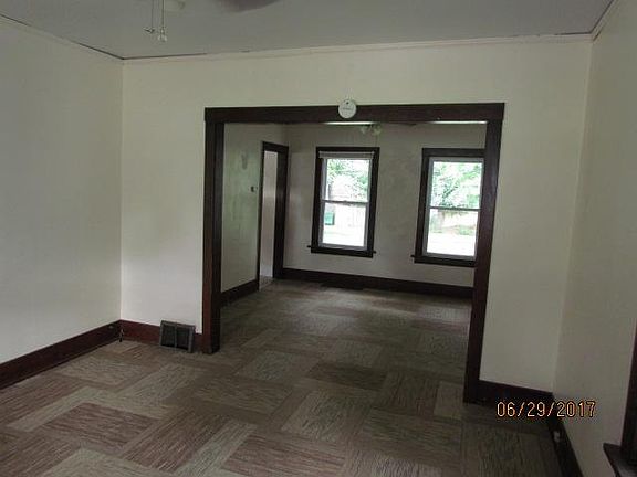 3rd image of 928 Sumner St