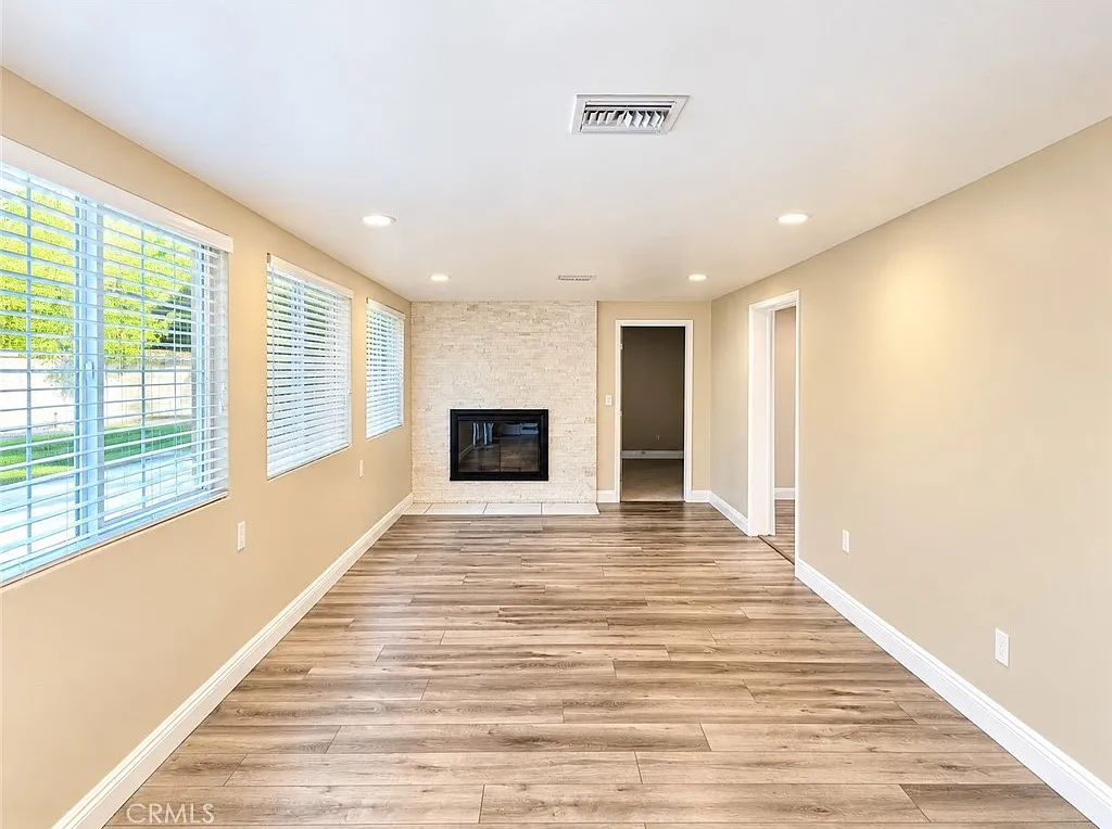 4 bed, 2358 sqft, $5,995 — Photo 4