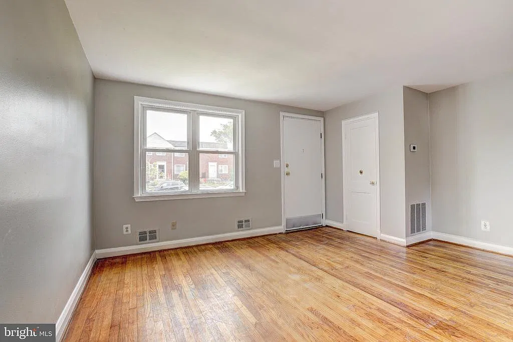 3 bed, 1.5 bath, 1120 sqft, $2,200 — Photo 2