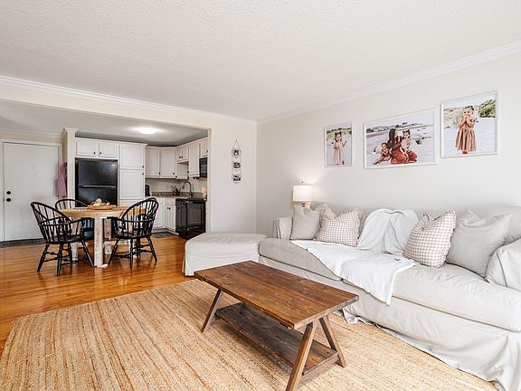 2nd image of 10 Abbey Rd APT 103