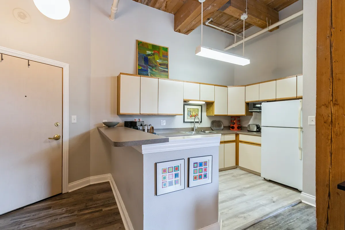 Building Photo - 308 W 8th St #1