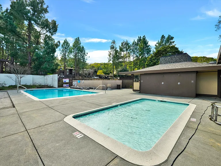 60 Surrey Ln #60 — Photo 4