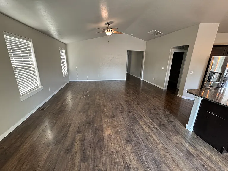 629 E Ionia Dr — Photo 6