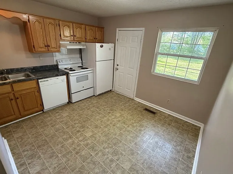 411 E Moore St — Photo 8