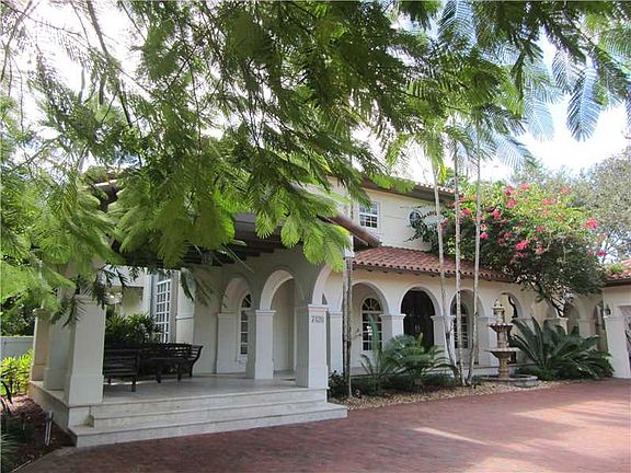 MAGAZINE QUALITY ESTATE - BUCOLIC TROPICAL SETTING