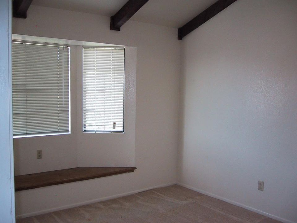 2nd image of 1080 E Blacklidge Dr