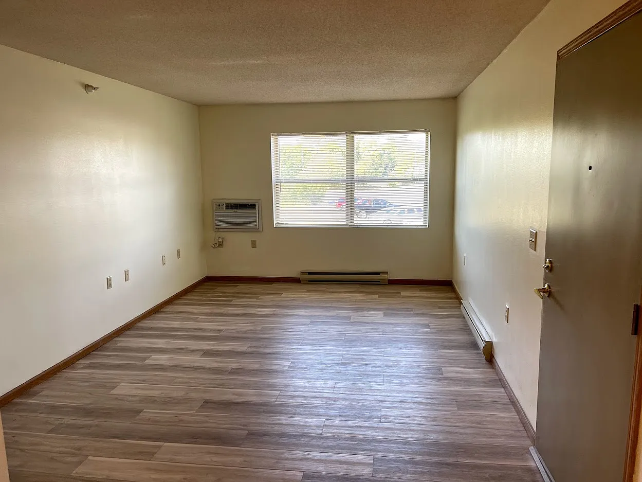 Kemper Manor Apartments — Photo 3