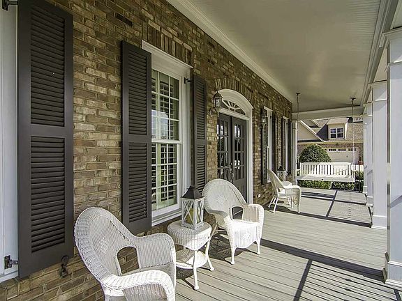 3rd image of 405 Richmond Ct