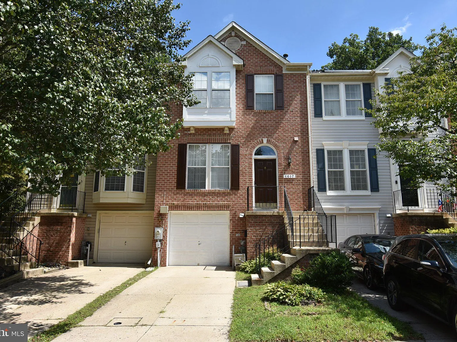 3 bed, 2.5 bath, 1900 sqft, $3,000 — Photo 1