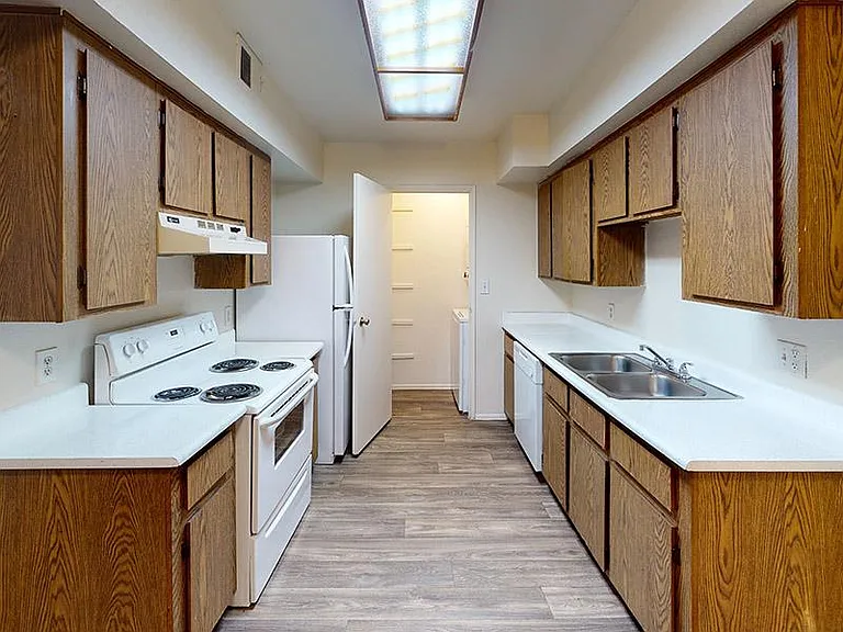 Falcon Glen Apartments — Photo 7