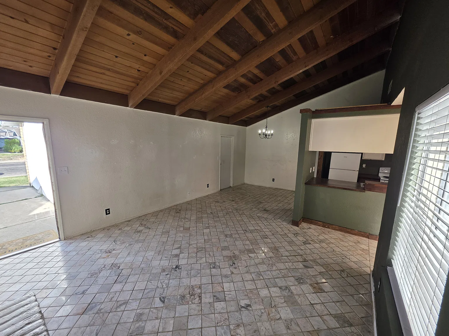 3 bed, 1250 sqft, $2,200 — Photo 3