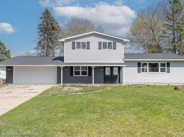 2222 Blackthorn Dr, Burton, MI 48509