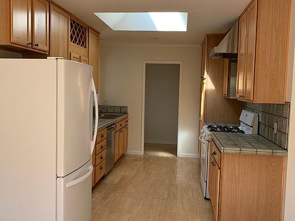4th image of 330 Greenway Dr