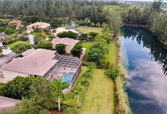2nd image of 3010 Fairways Dr