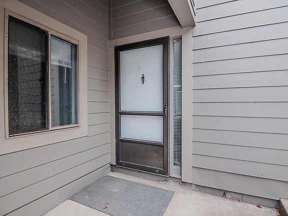2nd image of 3017 Lakehaven Ct