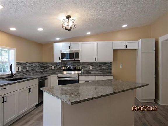 5th image of 3430 Bell St