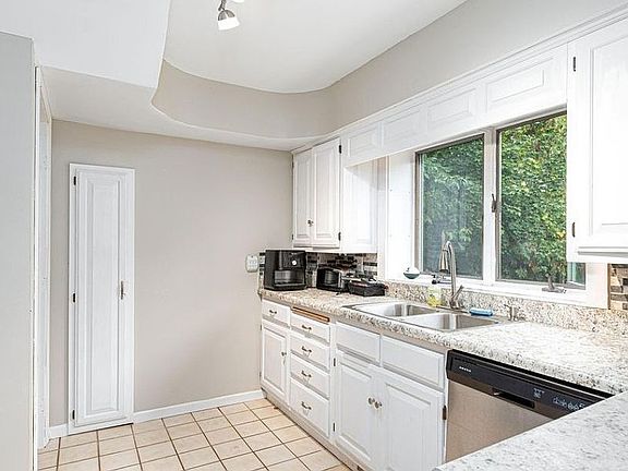 5th image of 644 Forest St