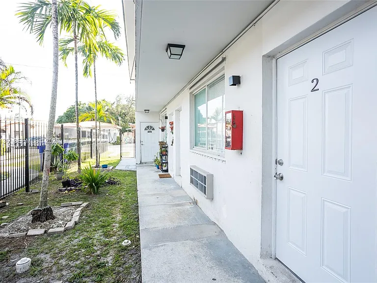 979 SW 10th St #2 — Photo 4