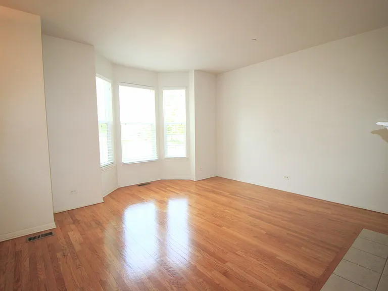 365 Bradbury Ln — Photo 2