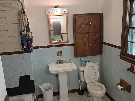 4th image of 1431 Greenwood Blvd
