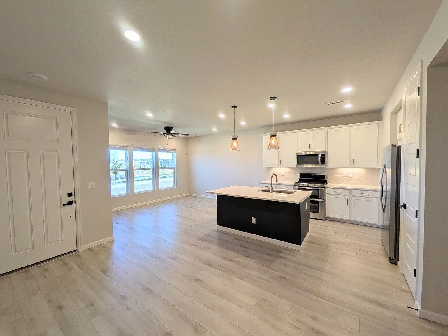 3 bed, 2.5 bath, 1590 sqft, $3,100 — Photo 2