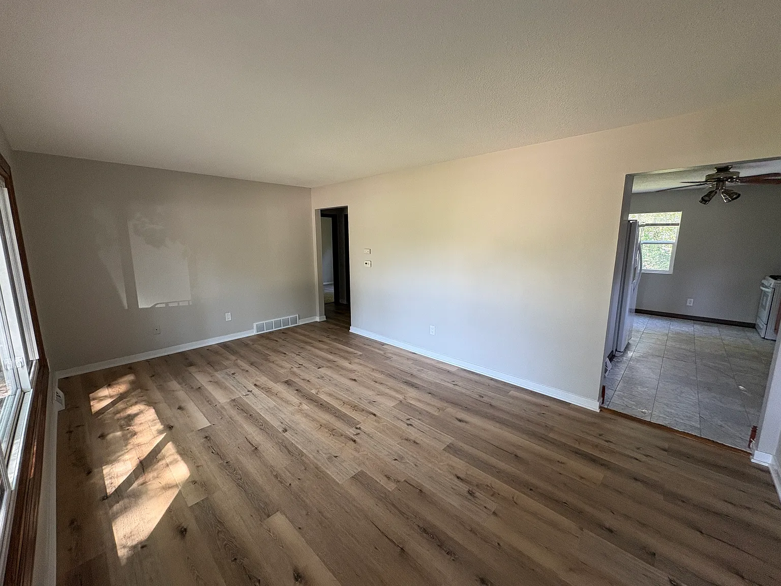 3 bed, 884 sqft, $1,575 — Photo 2