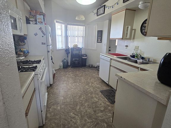 2nd image of 3020 Saratoga Ave