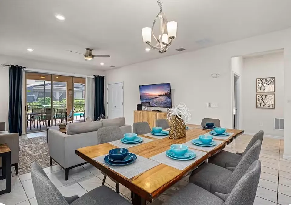 5548 Misty Oak Cir