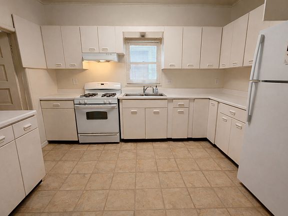 3rd image of 717 Maple St