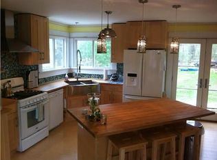 8 Greenbriar Pl, Kingston, RI 02881