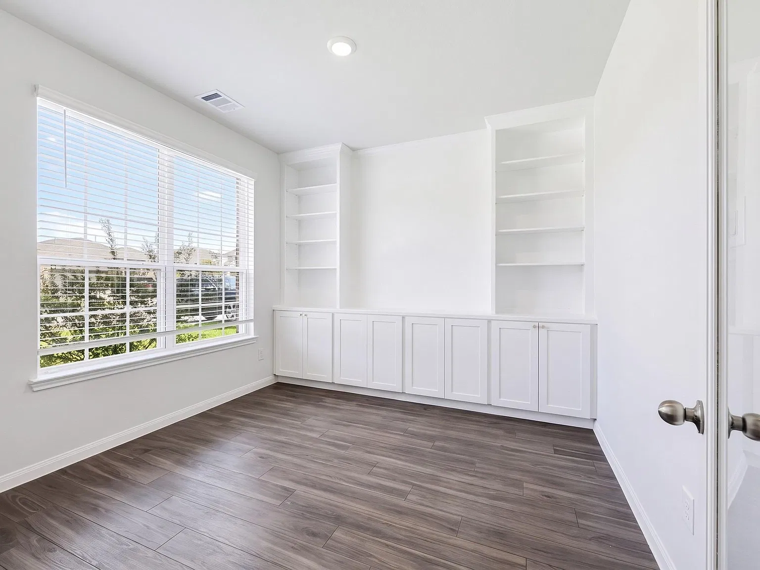 4 bed, 3.5 bath, 2727 sqft, $2,850 — Photo 4