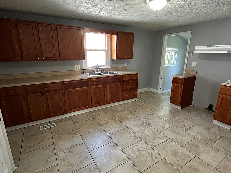 648 E Oregon St — Photo 4