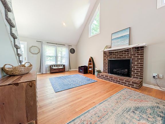 4th image of 175 Goldfinch Dr
