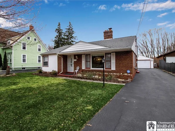 1133 Oak Pl, Niagara Falls, NY 14304