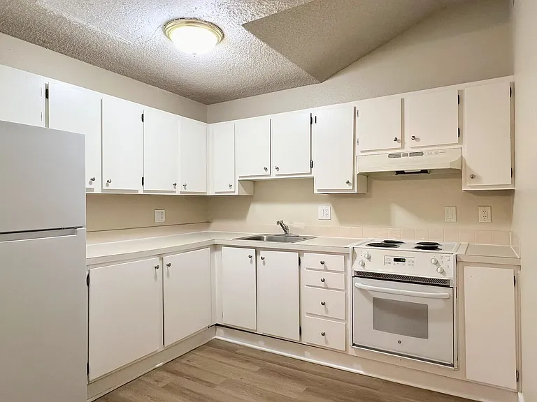 Marcella Apartments — Photo 20